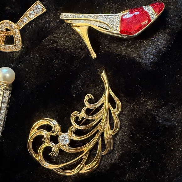Gold Tone& Rhinestone,Faux Pearl,Bar Brooch,Red Shoe Jewelry Brooch,💗&Feather - Picture 6 of 7